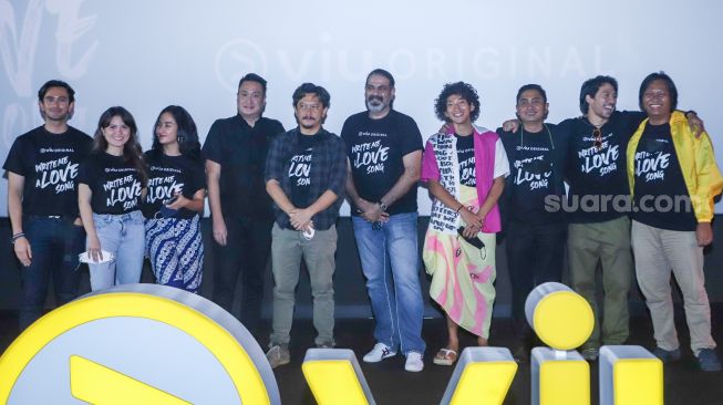 Para kru dan pemain drama seri 'Write Me A Love Song' saat acara perilisannya di Grand Indonesia, Jakarta Pusat, Rabu (24/11/2021). [Suara.com/Alfian Winanto]