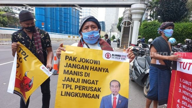 Masyarakat adat Tano Batak berujuk rasa di depan kantor Menko Marves tuntut PT TPL ditutup. (Suara.com/Yaumal)