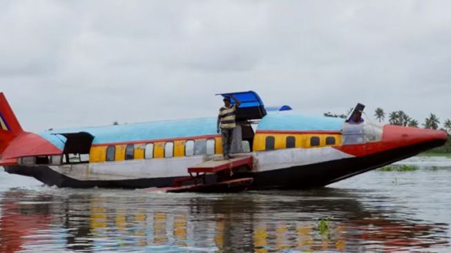 Perahu berbentuk pesawat dengan mesin mobil Suzuki (Cartoq)