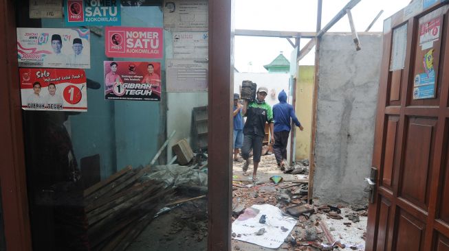 Warga mengumpulkan puing-puing bongkaran rumah di bantaran rel kereta api, Nusukan, Banjarsari, Solo, Jawa Tengah, Rabu (24/11/2021). ANTARA FOTO/Aloysius Jarot Nugroho