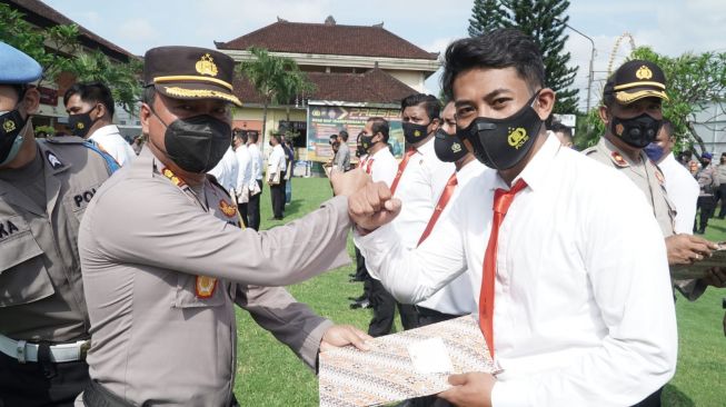 50 Personel Polresta Denpasar Dapat Penghargaan dari Kapolda Bali