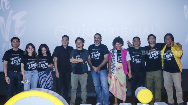 Para kru dan pemain drama seri 'Write Me A Love Song' saat acara perilisannya di Grand Indonesia, Jakarta Pusat, Rabu (24/11/2021). [Suara.com/Alfian Winanto]