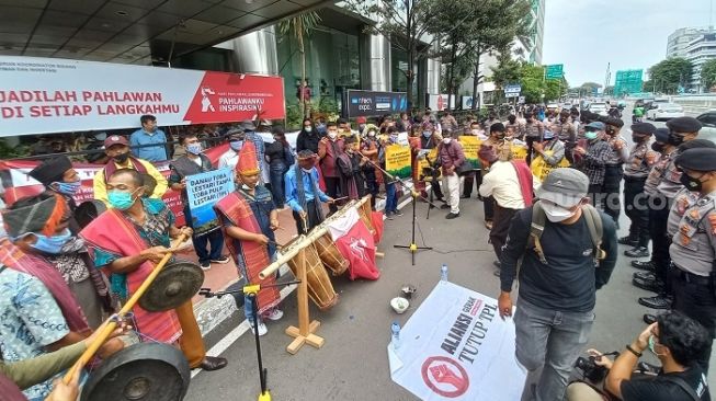 Geruduk Kantor Luhut, Masyarakat Tano Batak Tagih Janji Jokowi Tutup PT TPL