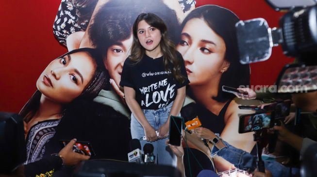 Aktris Marsha Aruan saat ditemui awak media usai acara perilisan drama seri 'Write Me A Love Song' di Grand Indonesia, Jakarta Pusat, Rabu (24/11/2021). [Suara.com/Alfian Winanto]