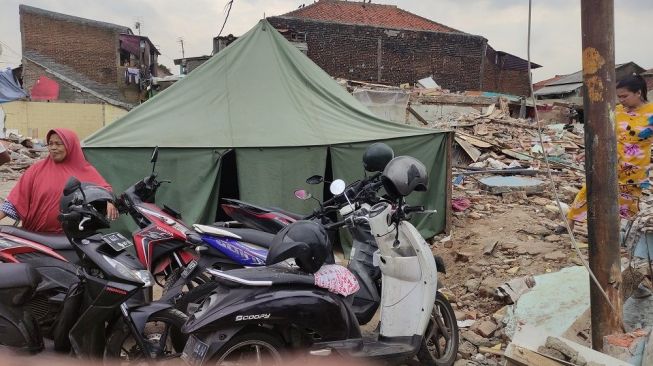 Digusur PT KAI, Warga Anyer Dalam Bandung Bertahan di Atas Reruntuhan