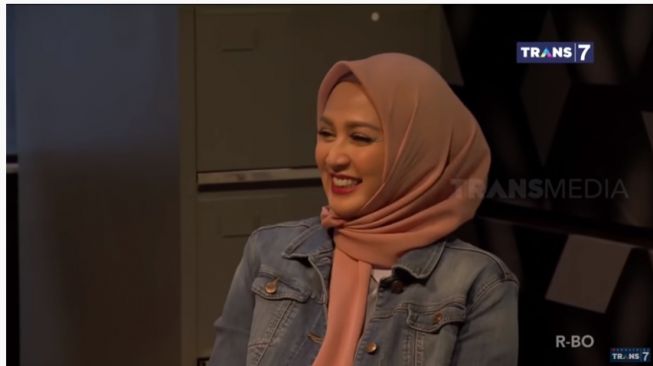 Dina Lorenza ditanya soal hubungan dengan Ariel [YouTube: Trans 7]