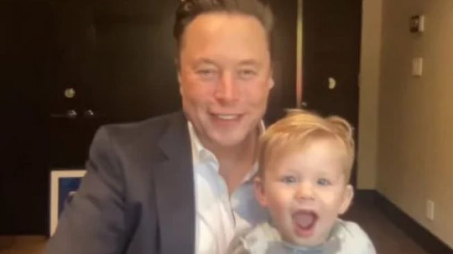 Elon Musk Gendong Anak Saat Rapat Zoom Perusahaan, Tingkah X AE A-Xii Menggemaskan