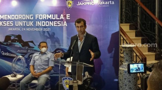 Co-Founder Formula E Alberto Longo dan Ketua IMI Pusat Bambang Soesatyo atau Bamsoet di kawasan Menteng, Jakarta Pusat, Rabu (24/11/2021) malam. [Suara.com/Fakhri Fuadi Muflih]