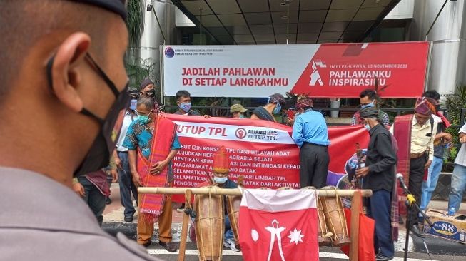 Masyarakat adat Tano Batak gelar aksi di gedung Kemenko Marves, Rabu (24/11/2021). Mereka menuntut penutupan PT. TPL. (Suara.com/Yaumal Asri)