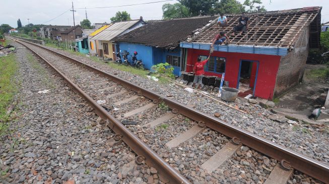 Sejumlah warga membongkar rumahnya di bantaran rel kereta api, Nusukan, Banjarsari, Solo, Jawa Tengah, Rabu (24/11/2021).  ANTARA FOTO/Aloysius Jarot Nugroho
