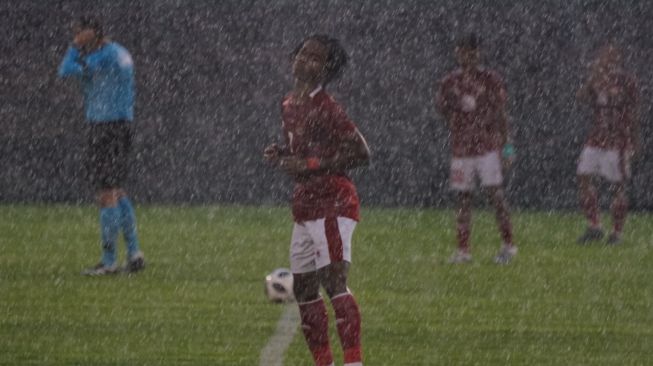 Hujan deras mengguyur laga uji coba Timnas Indonesia U-18 kontra Alanyaspor U-19 di Limak Football Complex, Antalya, Turki, Rabu (24/11/2021). (dok. PSSI)