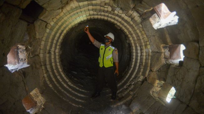 Petugas menunjukan rotary kiln (tempat pembuatan semen) di bekas pabrik semen Indarung I di kawasan PT Semen Padang, Indarung, Sumatera Barat, Rabu (24/11/2021). ANTARA FOTO/Iggoy el Fitra