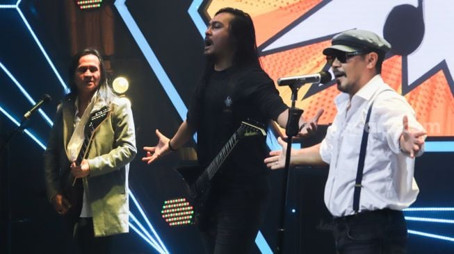 Grup musik Jamrud bersama Stevie Item saat tampil dalam konser Jamrud Perspective di Studio Sepat 72, Jakarta Selatan, Rabu (24/11/2021). [Suara.com/Alfian Winanto]