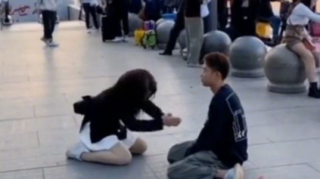 Viral Cewek Berlutut di Depan Cowok, Teriak Minta Berhenti Dicintai sampai Sujud. (Mothership)