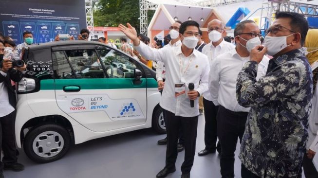Toyota memamerkan mobil listrik di pameran IEMS 2021, Rabu (24/11/2021). [Antara]