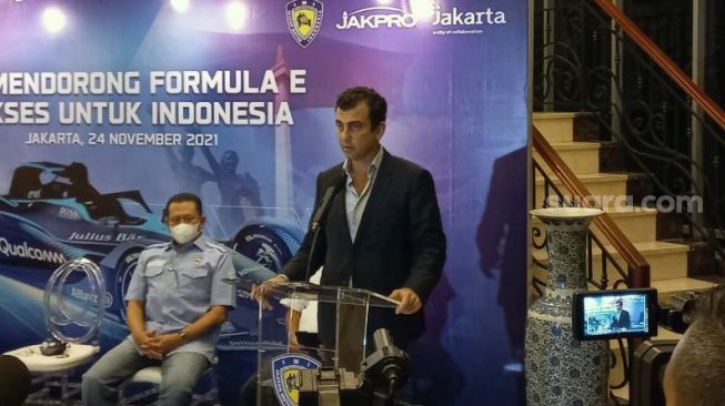 Co-Founder Formula E Alberto Longo dan Ketua IMI Pusat Bambang Soesatyo atau Bamsoet di kawasan Menteng, Jakarta Pusat, Rabu (24/11/2021) malam. [Suara.com/Fakhri Fuadi Muflih]