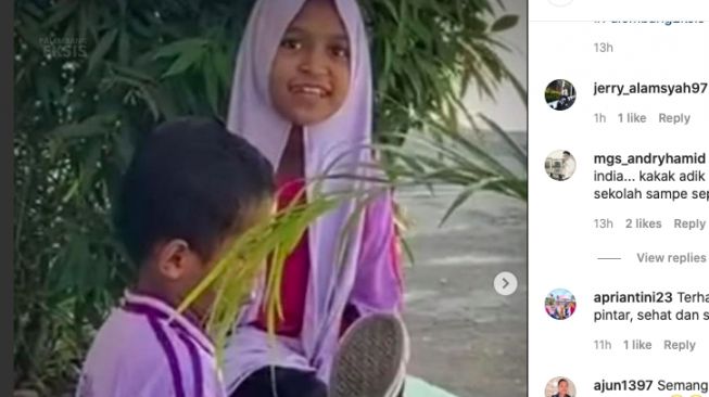 Kakak Adik Bergantian Tukar Sepatu saat Hendak Sekolah, Mirip Film Children of Heaven