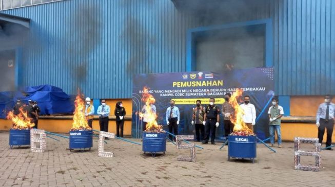 Bea Cukai Musnahkan Rokok Ilegal Rp 12,5 Miliar