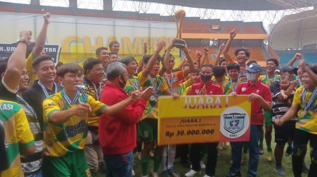 Euforia para pemain dan official, bangga menggenggam piala yang telah dinantikan selama 13 tahun. Piala Soeratin U-17, Rabu (24/11/2021).[IST]