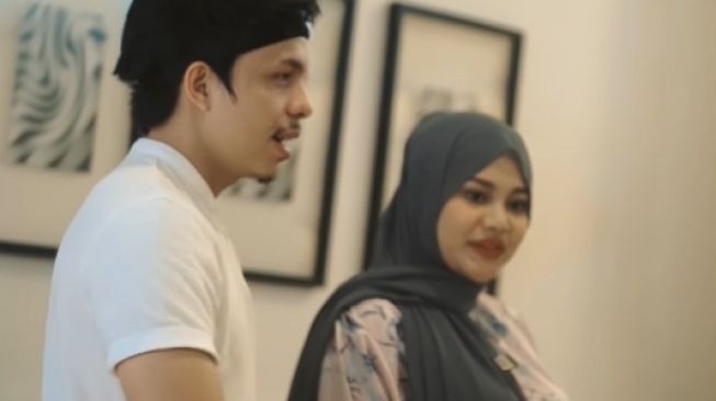 Atta Halilintar dan Aurel Hermansyah. (Youtube/AH)