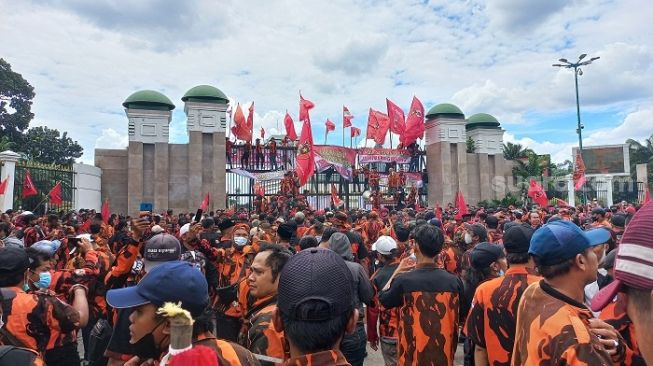 Bawa Sajam hingga Peluru Revolver saat Demo DPR, Polda Metro Resmi Tahan 15 Anggota PP