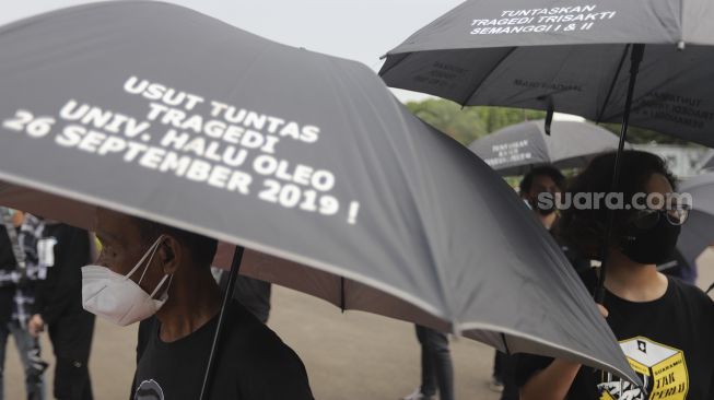 Aktivitis mengikuti aksi Kamisan di depan Istana Merdeka, Jakarta, Kamis (25/11/2021). [Suara.com/Angga Budhiyanto]