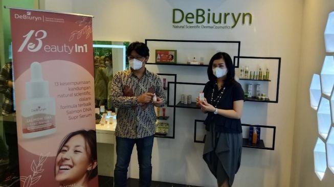 DeBiuryn mengenalkan Salmon DNA Supr Serum di Esthetico Derma Institute, Kota Semarang, Kamis (25/11/2021). [Suara.com/Budi Arista Romadhoni]