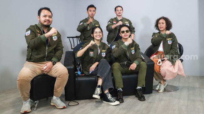 Para pemain bersama produser dan sutradara film 'Kadet 1947' saat berkunjung ke kantor redaksi Suara.com di Kuningan, Jakarta Selatan, Kamis (25/11/2021). [Suara.com/Alfian Winanto]