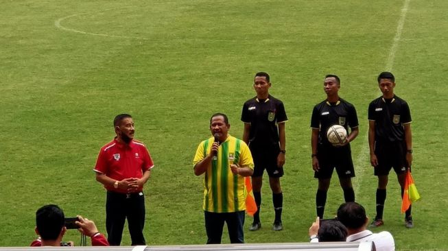 Plt Bupati Bekasi Ahmad Marjuki saat memberi sambutan sebelum memulai pertandingan di Stadion Wibawa Mukti, Rabu (24/11/2021). [IST]