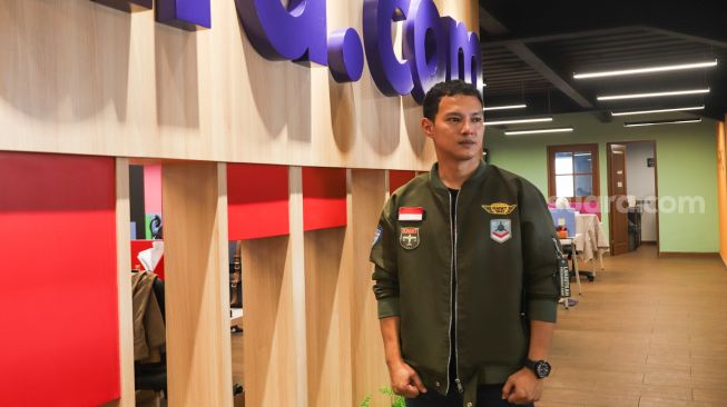 Aktor Hardi Fadhillah berpose didepan kamera saat mengunjungi kantor redaksi Suara.com di Kuningan, Jakarta Selatan, Kamis (25/11/2021). [Suara.com/Alfian Winanto]