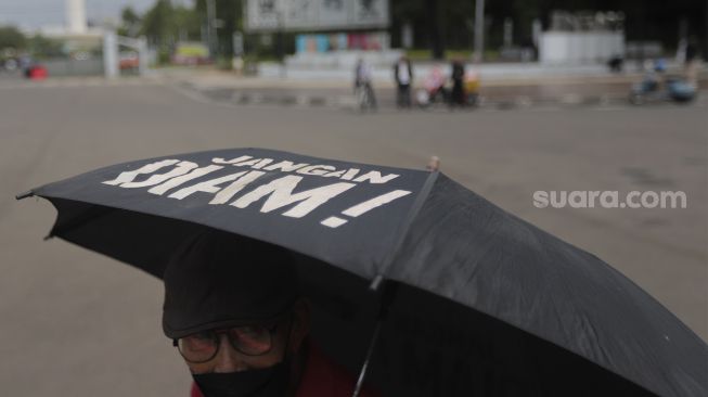 Aktivitis mengikuti aksi Kamisan di depan Istana Merdeka, Jakarta, Kamis (25/11/2021). [Suara.com/Angga Budhiyanto]