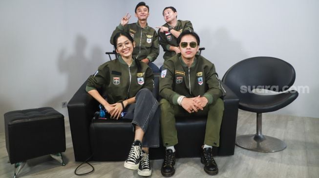 Para pemain film 'Kadet 1947' saat berkunjung ke kantor redaksi Suara.com di Kuningan, Jakarta Selatan, Kamis (25/11/2021). [Suara.com/Alfian Winanto]