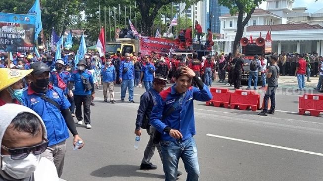Unjuk rasa buruh bergeser ke Balai Kota Jakarta. Massa buruh mendesak Gubernur DKI Jakarta Anies agar mencabut kenaikan UMP. (Suara.com/Yosea Arga)