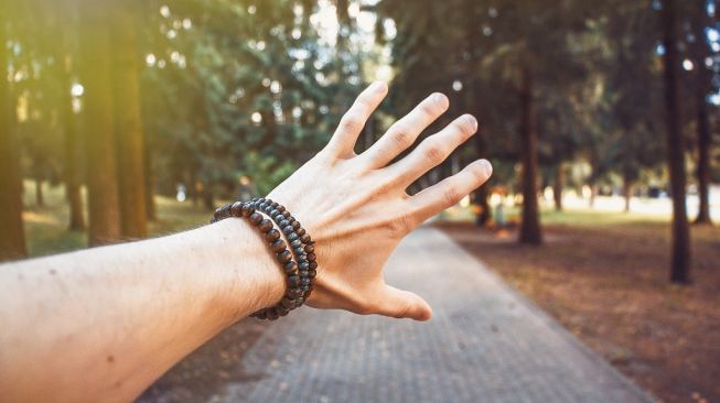 Percaya Diri, Ibu Penjual Gelang Ini Fasih Ngobrol Bahasa Inggris dengan Bule