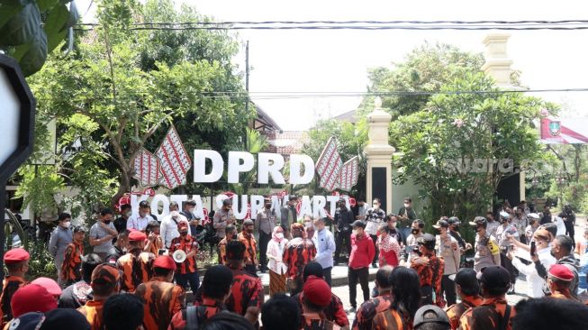 Geruduk Gedung DPRD, Pemuda Pancasila Solo Tuntut Puan Maharani Sanksi Junimart Girsang