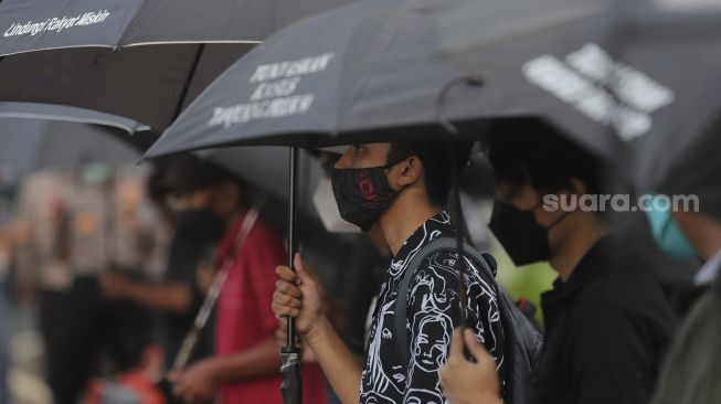 Aktivitis mengikuti aksi Kamisan di depan Istana Merdeka, Jakarta, Kamis (25/11/2021). [Suara.com/Angga Budhiyanto]