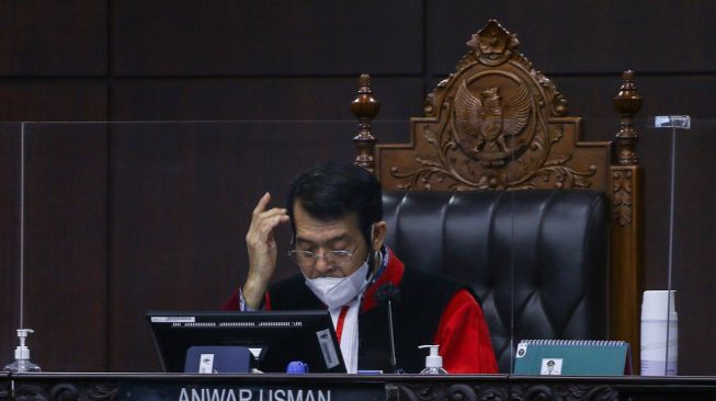 Ketua Majelis Hakim Konstitusi (MK) Anwar Usman memimpin sidang putusan gugatan Undang-Undang Nomor 11 Tahun 2020 tentang Cipta Kerja yang diajukan kelompok buruh di Mahkamah Konstitusi, Jakarta, Kamis (25/11/2021). ANTARA FOTO/Rivan Awal Lingga