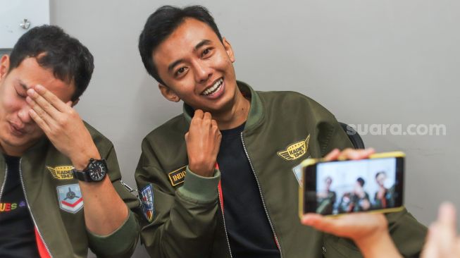 Aktor dan Komika Fajar Nugra saat mengunjungi kantor redaksi Suara.com di Kuningan, Jakarta Selatan, Kamis (25/11/2021). [Suara.com/Alfian Winanto]