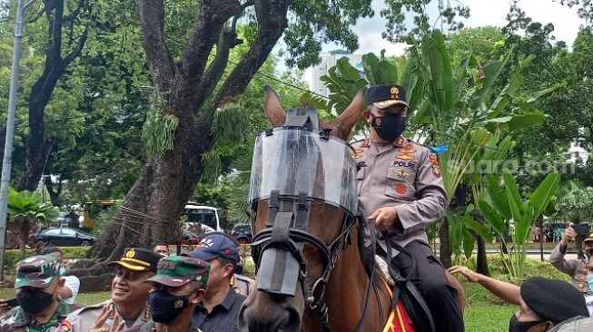 Kapolda Metro Jaya Irjen Fadil Imran menyambangi massa aksi dari berbagai elemen buruh yang sedang berunjuk rasa di kawasan Patung Kuda, Jakarta Pusat, Kamis (25/11/2021).