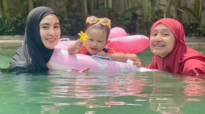 Potret Artis Akrab dengan Anak Sambung. [Instagram/kartikaputriworld]