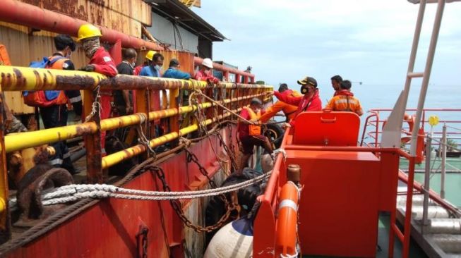 Tim Basarnas mengevakuasi kru Kapal Sumber Cahaya yang kandas di perairan Kepulauan Seribu, Kamis (25/11/2021). [Dok. Humas Basarnas]