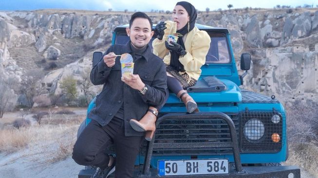 Gilang Widya Pramana alias Juragan 99 dan istri, Shandy Purnamasari saat berlibur di Turki. [Instagram]