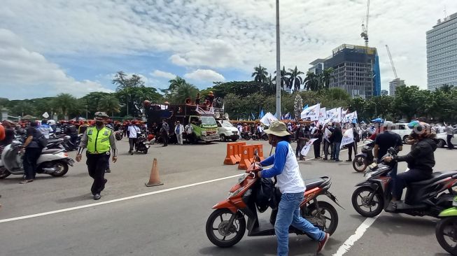 Massa dari sektor buruh terus berdatangan ke kawasan Patung Kuda, Jakarta Pusat, Kamis (25/11/2021). (Suara.com/Yosea Arga)
