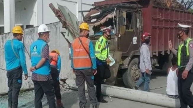 Ditabrak Truk, Tiang Listrik dan Rambu Jalan di Tebing Tinggi Roboh