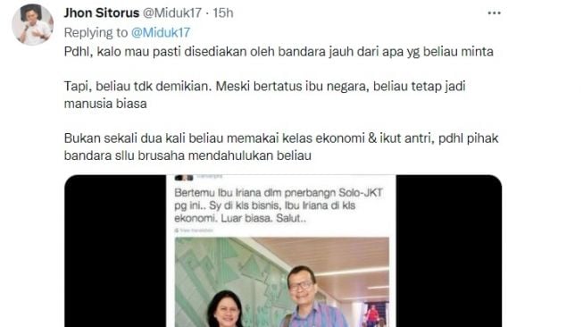 Ibu Negara Tunggu Pesawat Tanpa Pengawalan (Twitter/@Miduk17)