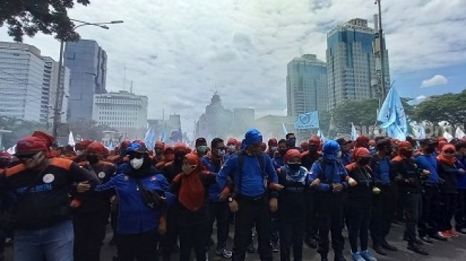 Sebut Dihina Oleh Negara karena Dilarang Aksi di Depan MK, Massa Buruh Siap Mogok Nasional