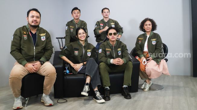 Para pemain bersama produser dan sutradara film 'Kadet 1947' saat berkunjung ke kantor redaksi Suara.com di Kuningan, Jakarta Selatan, Kamis (25/11/2021). [Suara.com/Alfian Winanto]