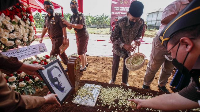 Sejumlah keluarga dan kerabat Jaksa Agung Pertama RI, R.Gatot Taroenamihardja menaburkan bunga seusai prosesi pemindahan makam di Taman Makam Pusara Adhyaksa, Pondok Rajeg, Cibinong, Kabupaten Bogor, Jawa Barat, Kamis (25/11/2021).  ANTARA FOTO/Yulius Satria Wijaya