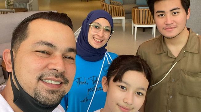 Potret Artis Akrab dengan Anak Sambung. [Instagram/djorghisultan]