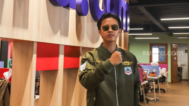 Aktor Bisma Karisma berpose didepan kamera saat berkunjung ke kantor redaksi Suara.com di Kuningan, Jakarta Selatan, Kamis (25/11/2021). [Suara.com/Alfian Winanto]